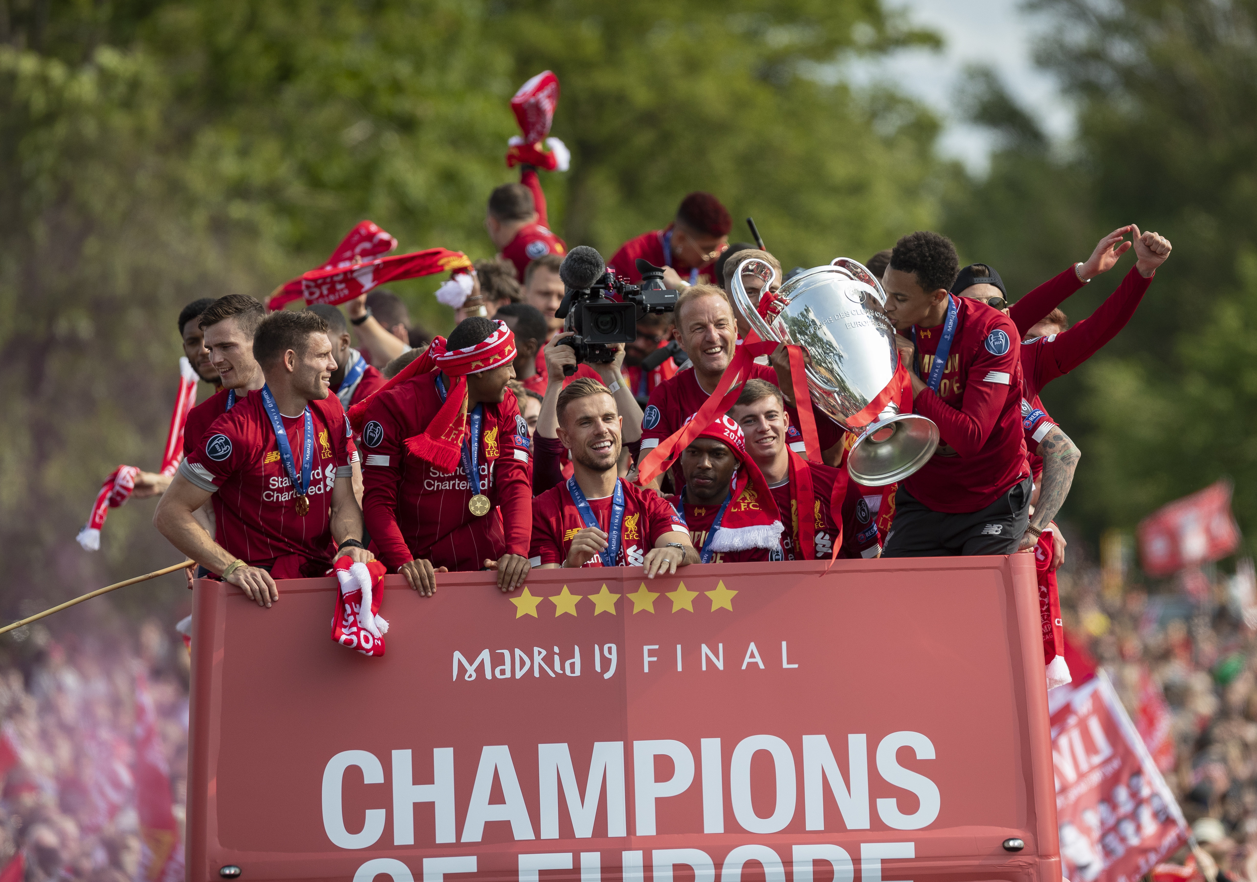 [中超]三轮不胜 上海申花让出榜首位置