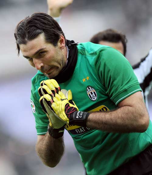 意甲媒体透露：从西汉姆联签下菲尔克鲁格后，AC米兰目前正计划补强边路阵容